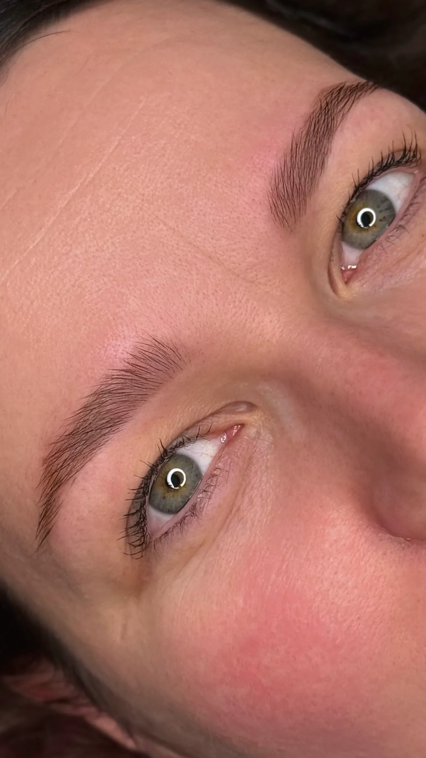 Zachte, natuurlijke wenkbrauwen close-up